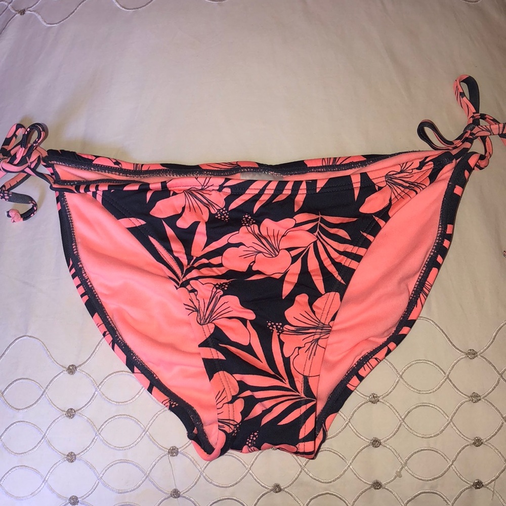 NWOT Xhiliration Bikini Bottoms